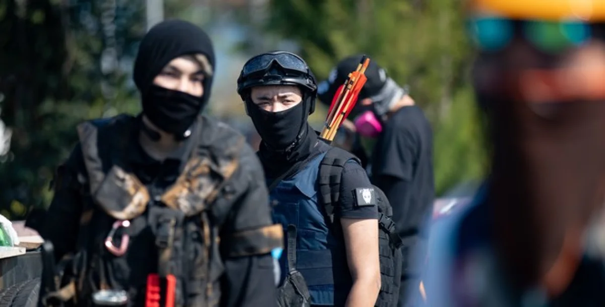 Гонконгта шерушілер полицияға садақ оғын атты