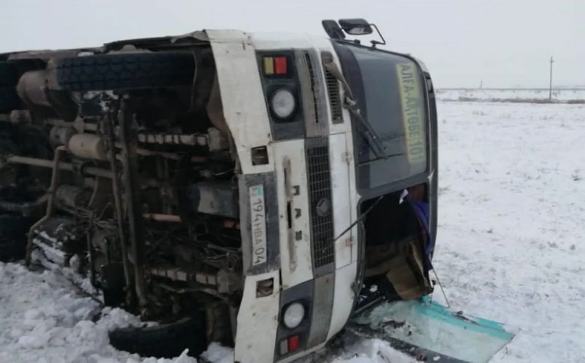 Ақтөбеде жолаушылар мінген автобус аударылды