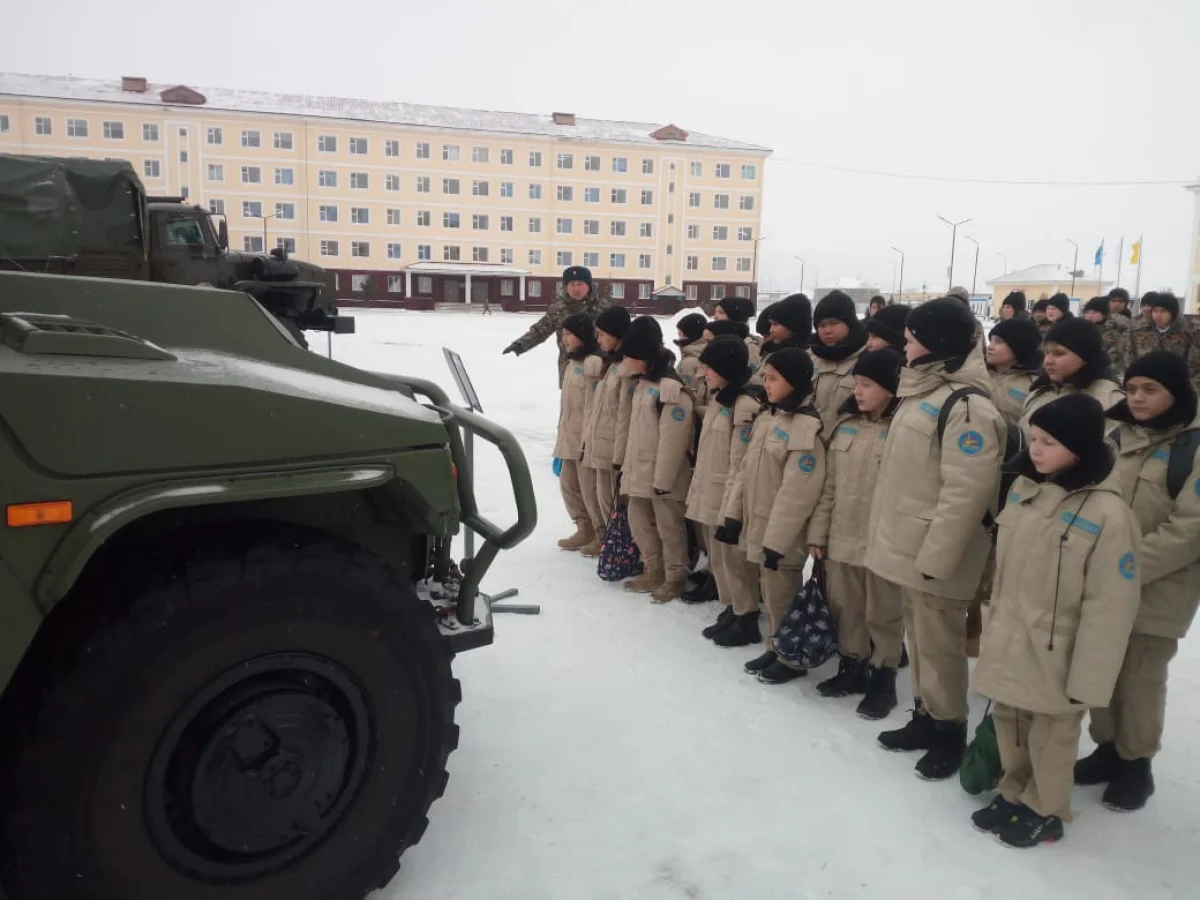 Сарбаздардың әскерге аттанған сәтін оқушыларға үлгі етті