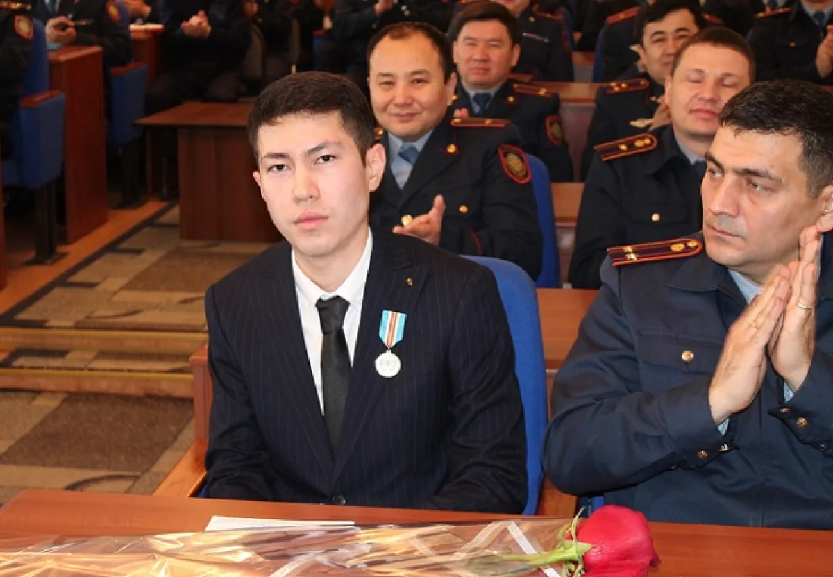 Ұшақ апатында аяғы ауыр әйелді құтқарып қалған жігіт марапатталды