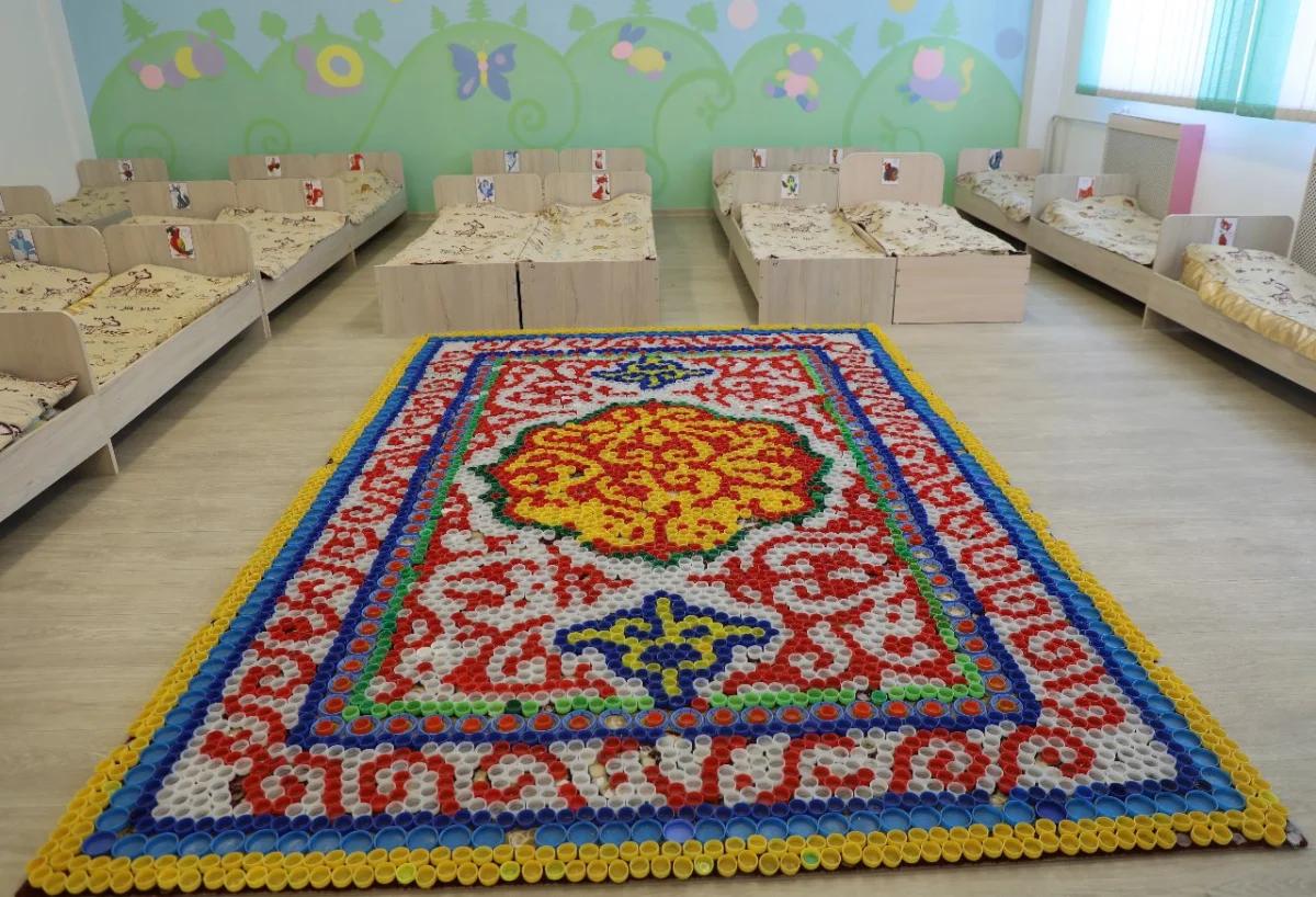 Алматыдағы балабақшада сәбилер пластмасса қақпақтан кілем тоқып, ойыншықтар жасап жүр