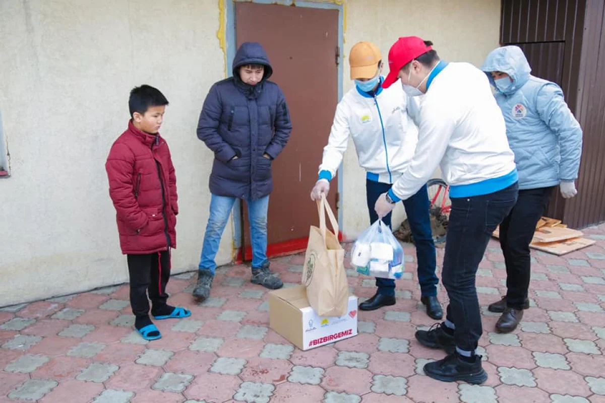 «Nur Otan» партиясы тұрғындарға медициналық маска мен антисептикалық құралдар тарата бастады