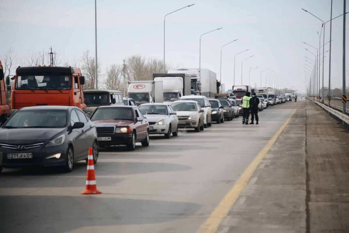 Алматыда жүргізушілерді айналма жол арқылы өткізуге уәде берген адамдар ұсталды