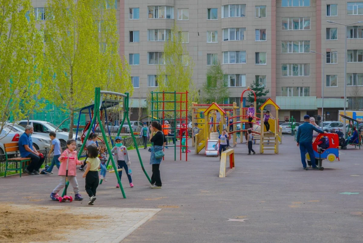 Нұр-Сұлтанда балалар мен ата-аналар жаппай аулада серуендеп жүр