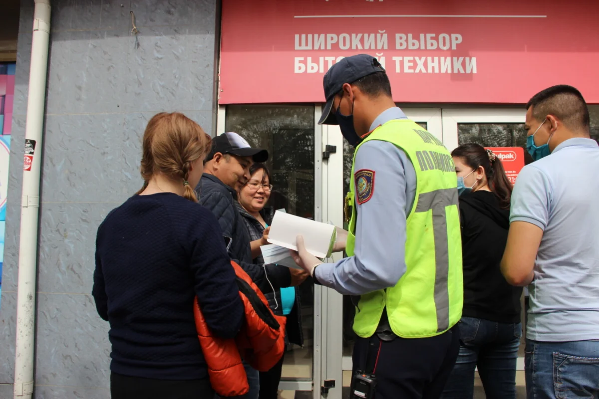 Ақтөбеде полицейлер аялдамаларда бетперде таратты