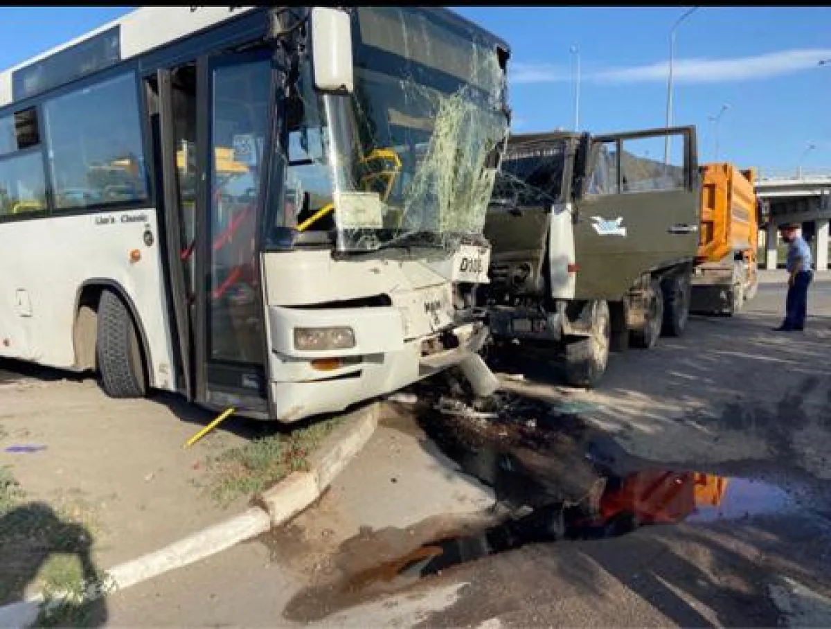 Елордада жүк көлігі мен жолаушылар автобусы соқтығысып, 13 адам зардап шекті