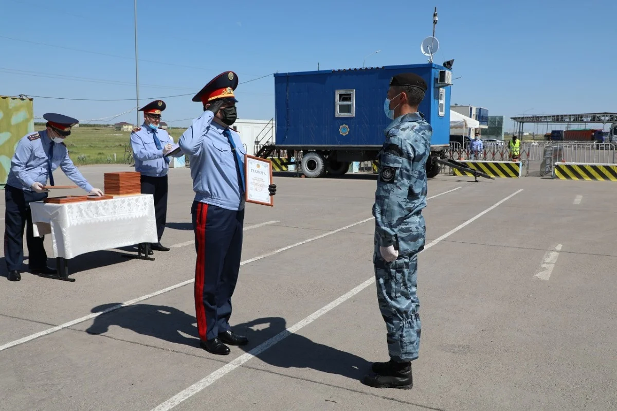 Блок-бекеттерде жұмыс істеген астаналық дәрігерлер, полицейлер мен еріктілер марапатталды