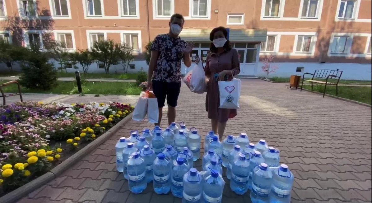 Көкшетауда «Jas Otan» еріктілері дәрігерлерге тәтті таратып жүр