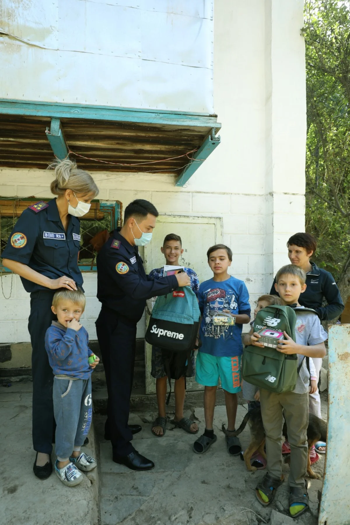 Алматылық төтеншеліктер өрт сөндіруге көмектескен оқушыларды мектепке дайындады