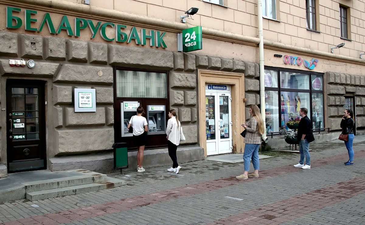 Тамыз айында Беларусь тұрғындары банктерден $1 млрд алып кетті