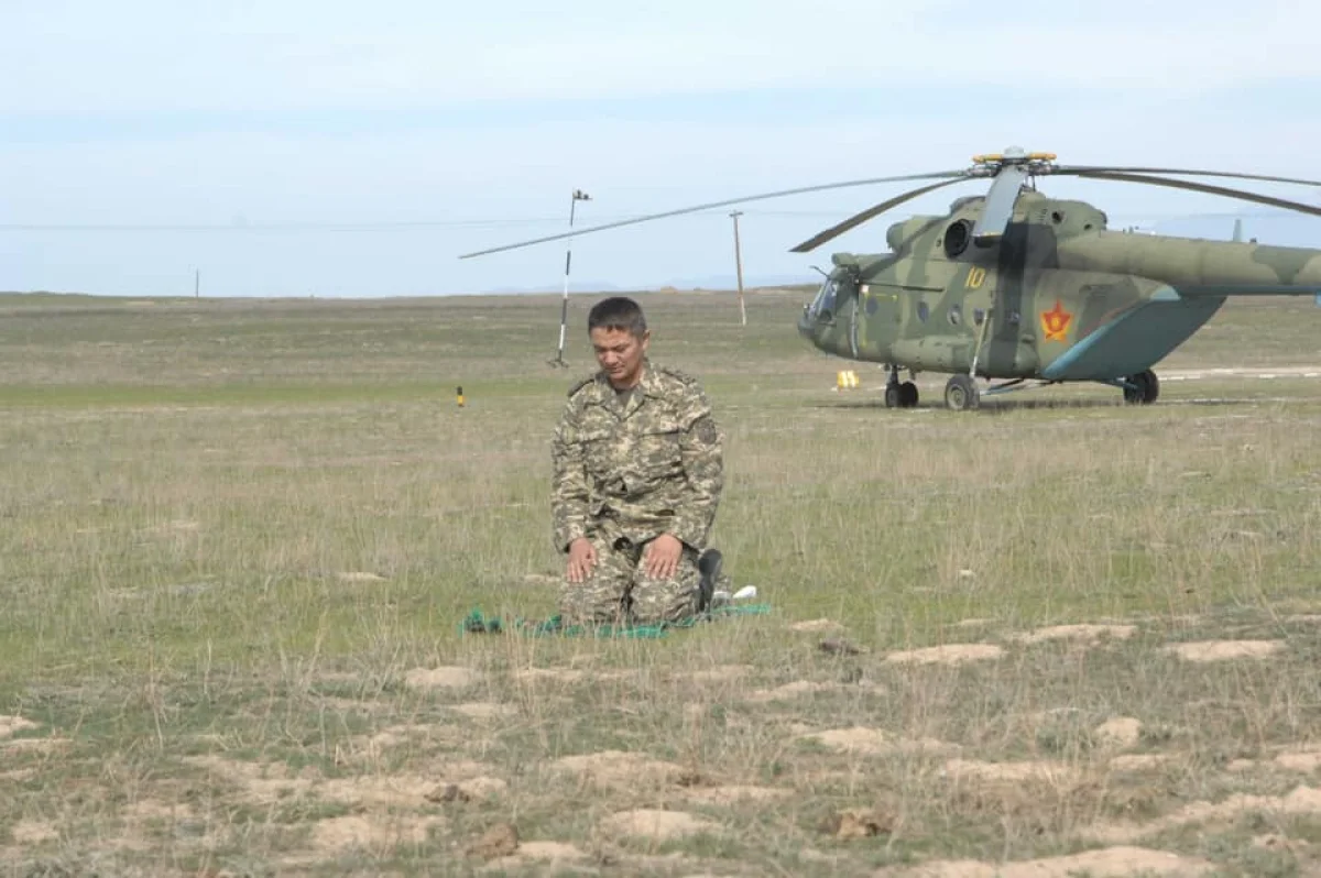 Әскерде намаз оқуға болмайды деп ешбір заңда жазылмаған – намазхан полковник