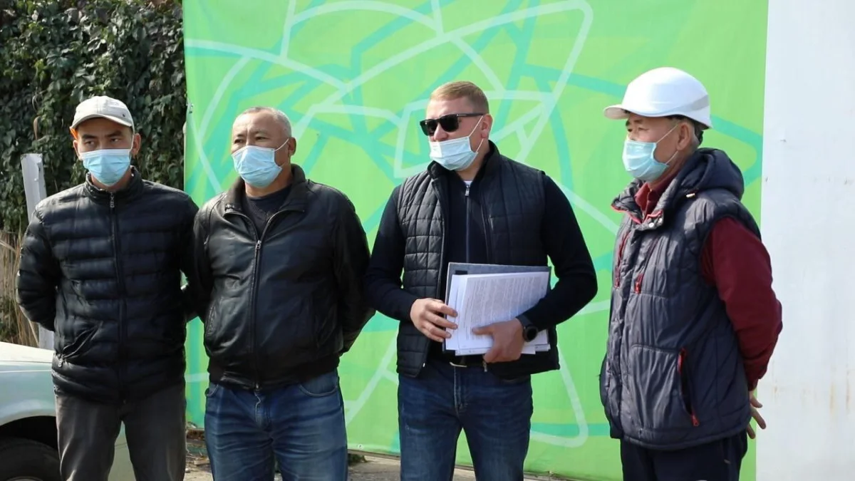 Алматыда аурухана салып жатқан құрылысшылар наразылық білдірді