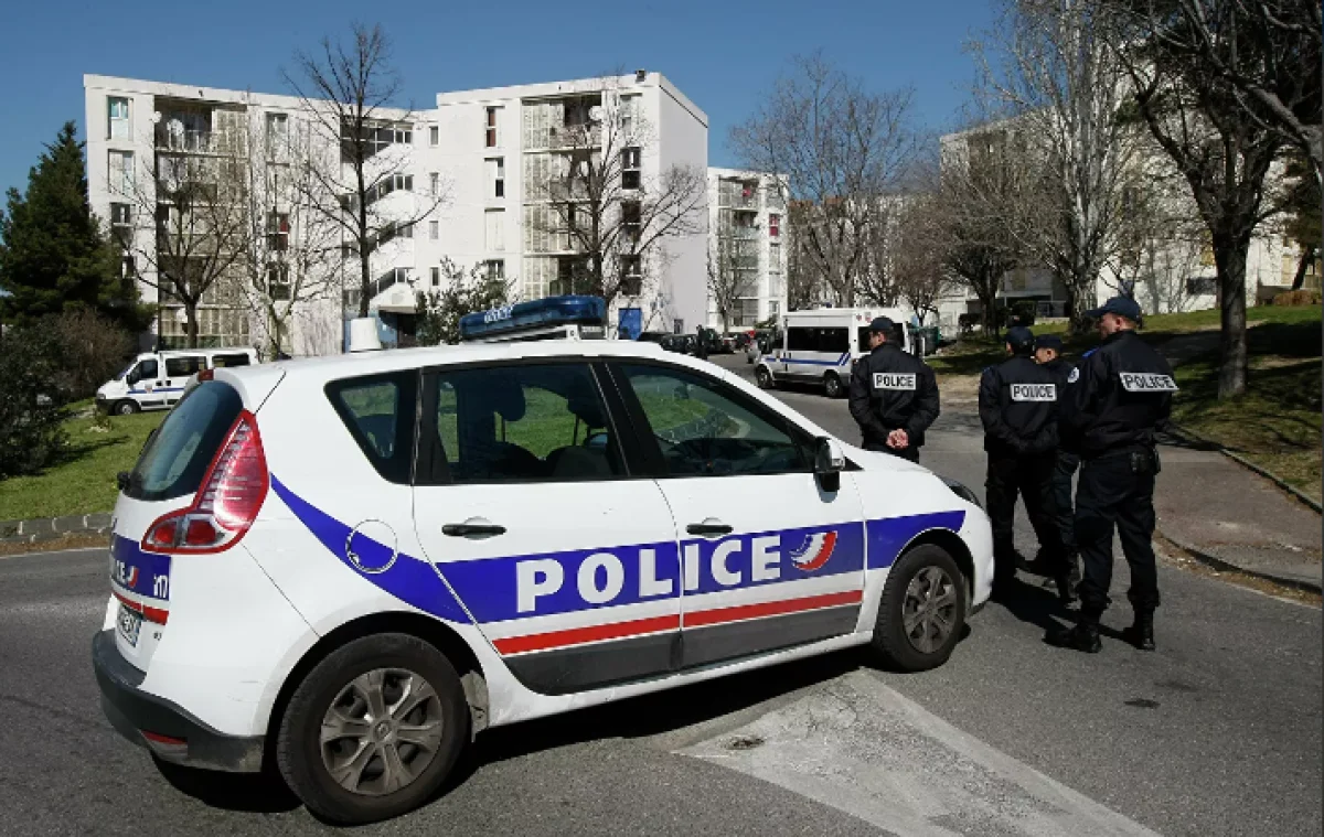 Мұғалімнің басын кесіп алған: Париж полициясы төрт адамды тұтқындады