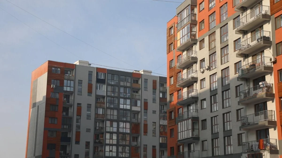 Алматыда пайдалануға жаңа берілген көпқабатты үйдің бір қыста тоз-тозы шықты