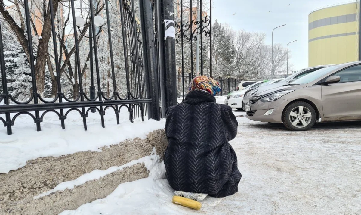 «Аязда да қар үстінде отыра беруге етім үйренді»: үйсіз-күйсіз жүрген Раушан апайдың оқиғасы