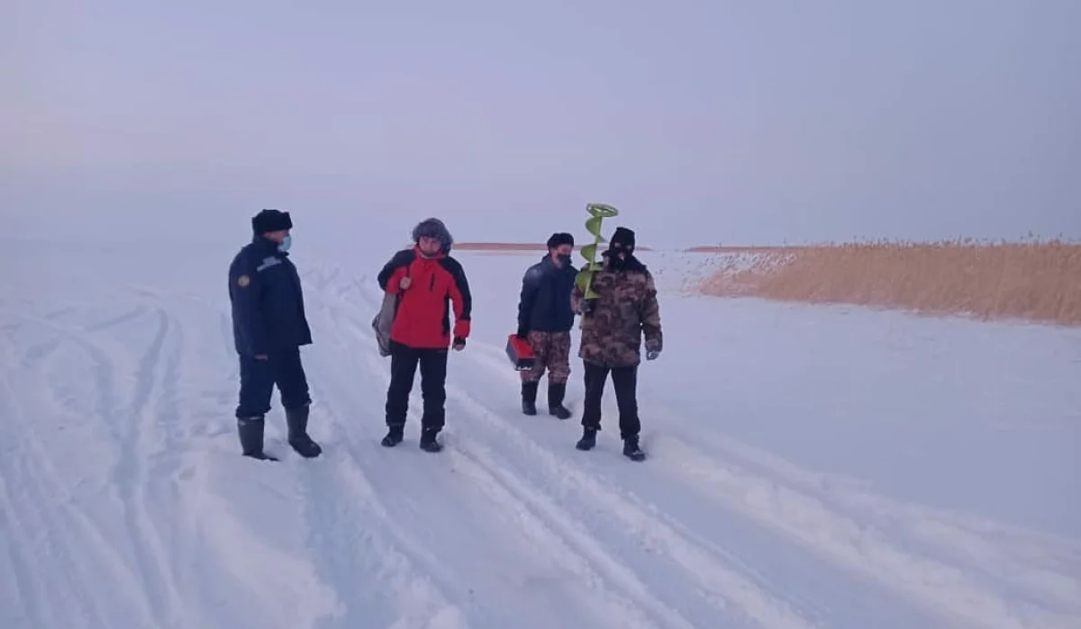 Балқаш көліне көлігі батып кеткен екі балықшы аман қалды