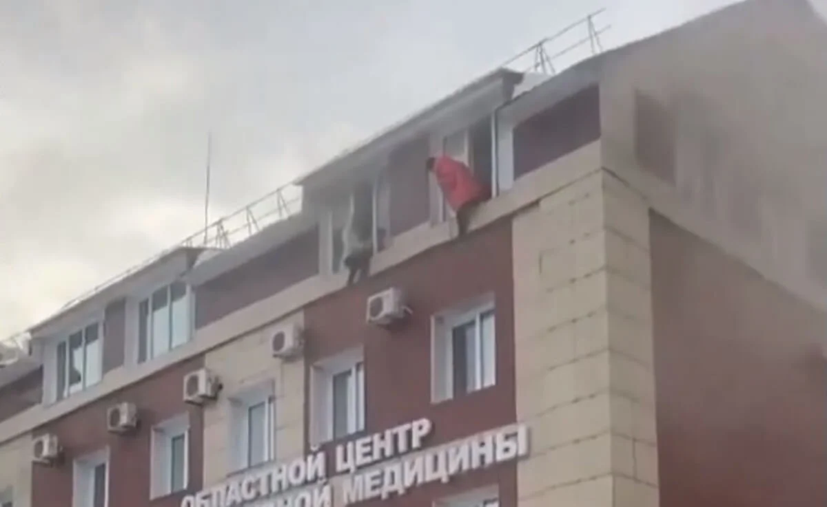 ШҚО-да әйелдер өртенген ғимараттың төртінші қабатынан секірмек болды