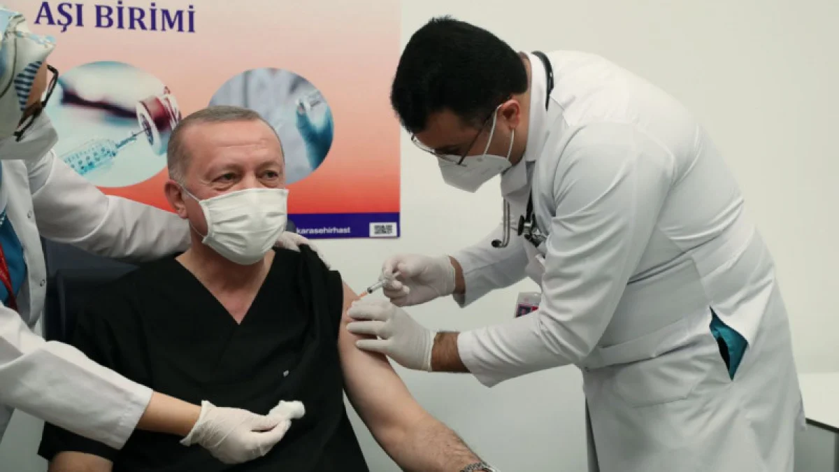 Режеп Тайып Ердоғанға коронавирусқа қарсы вакцина екті