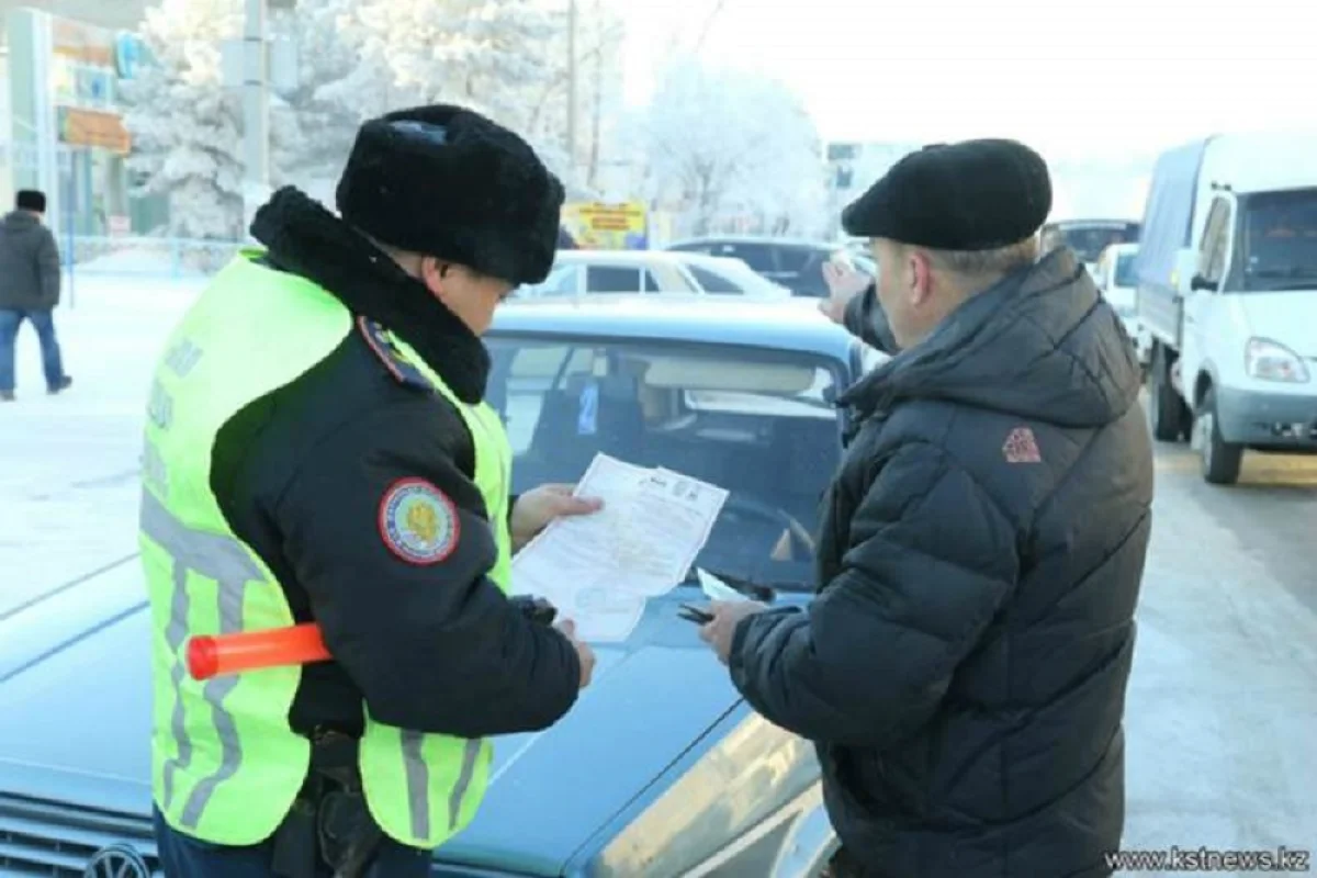 Қазақстандық жүргізушілер полицейге жеке куәлігінен басқа қандай құжат ұсына алады?