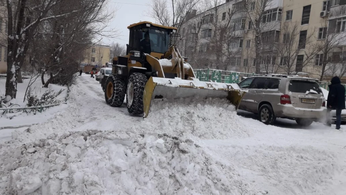 Нұр-Сұлтанда қар жинау жұмысына 2 мыңға жуық қызметкер тартылды