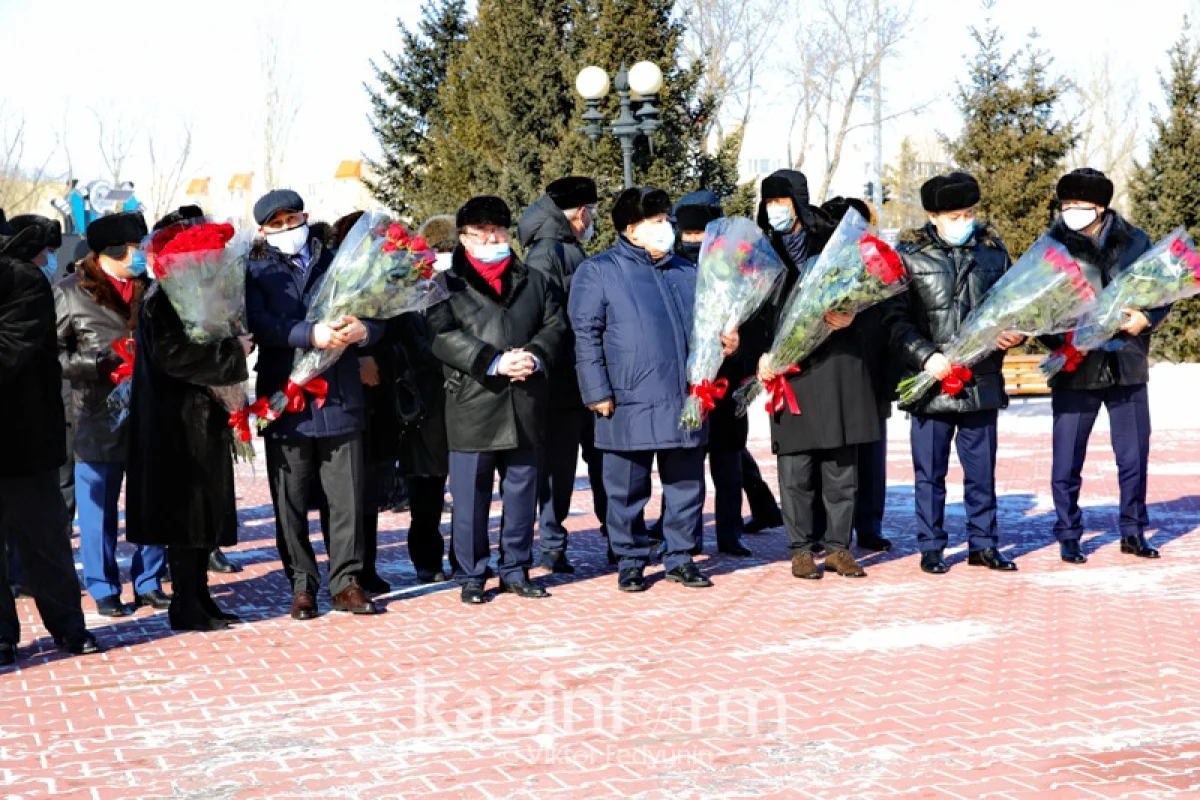 Нұр-Сұлтанда Жамбыл Жабаевтың ескерткішіне гүл шоқтарын қою рәсімі өтті