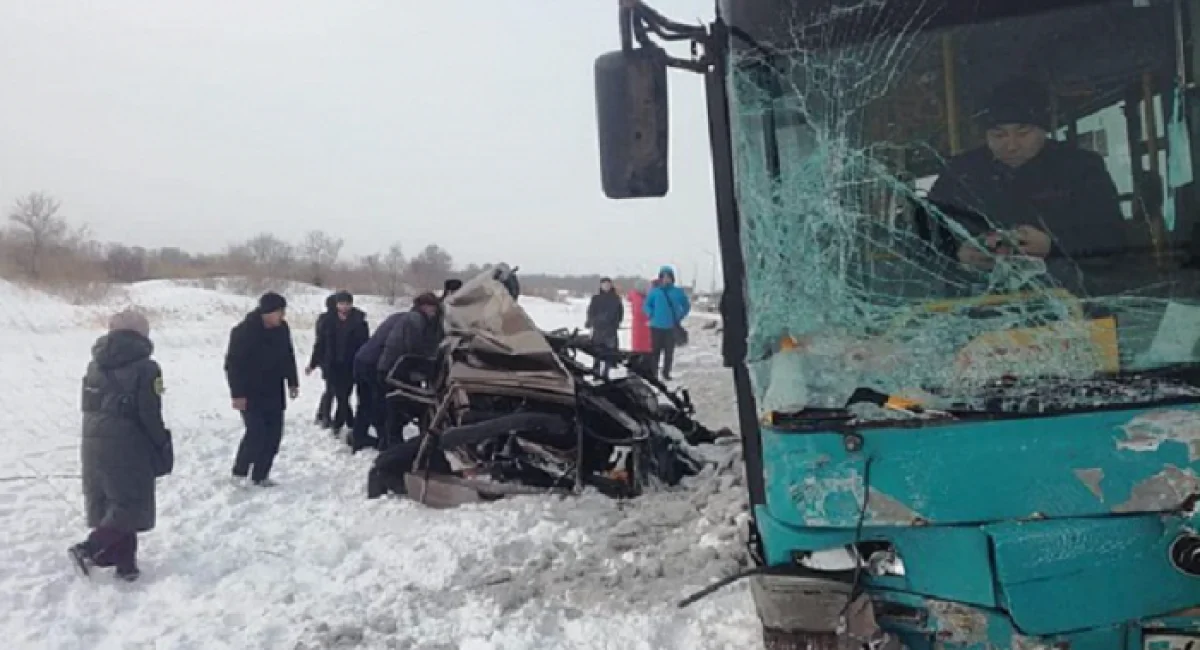 Қарағандыда жолаушылар автобусы мен жеңіл автокөлік қақтығысынан бір адам қаза тапты