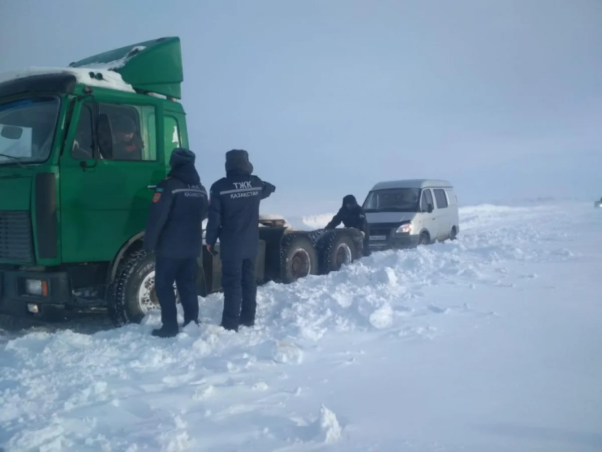 Өткен тәулікте автожолдарда қар құрсауында қалған 35 адам құтқарылды