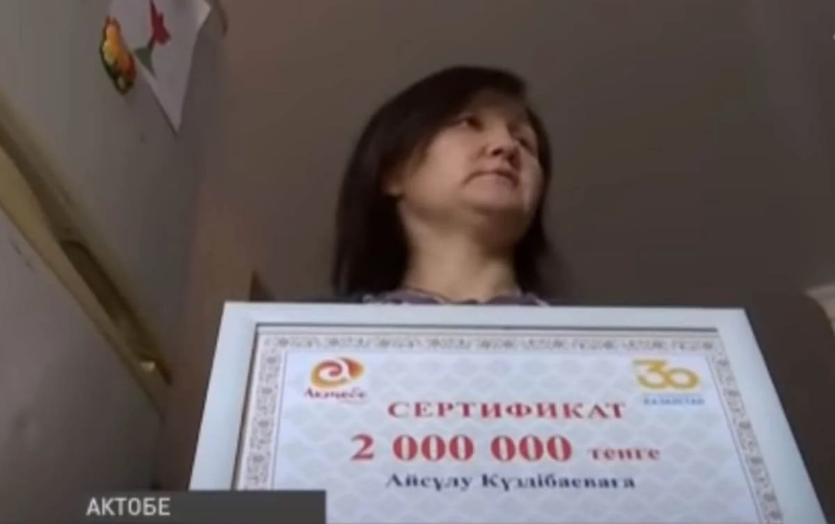 Ақтөбеде көпбалалы анаға сертификат табыстаған облыс әкімінің басы дауға қалды