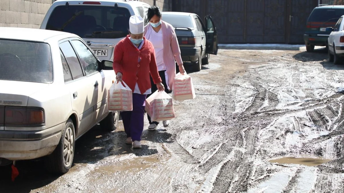 «Ауруханаға көлік кіргізе алмаймыз». Алматыдағы көпсалалы аурухана әкімшілігі келушілер наразылығына жауап берді