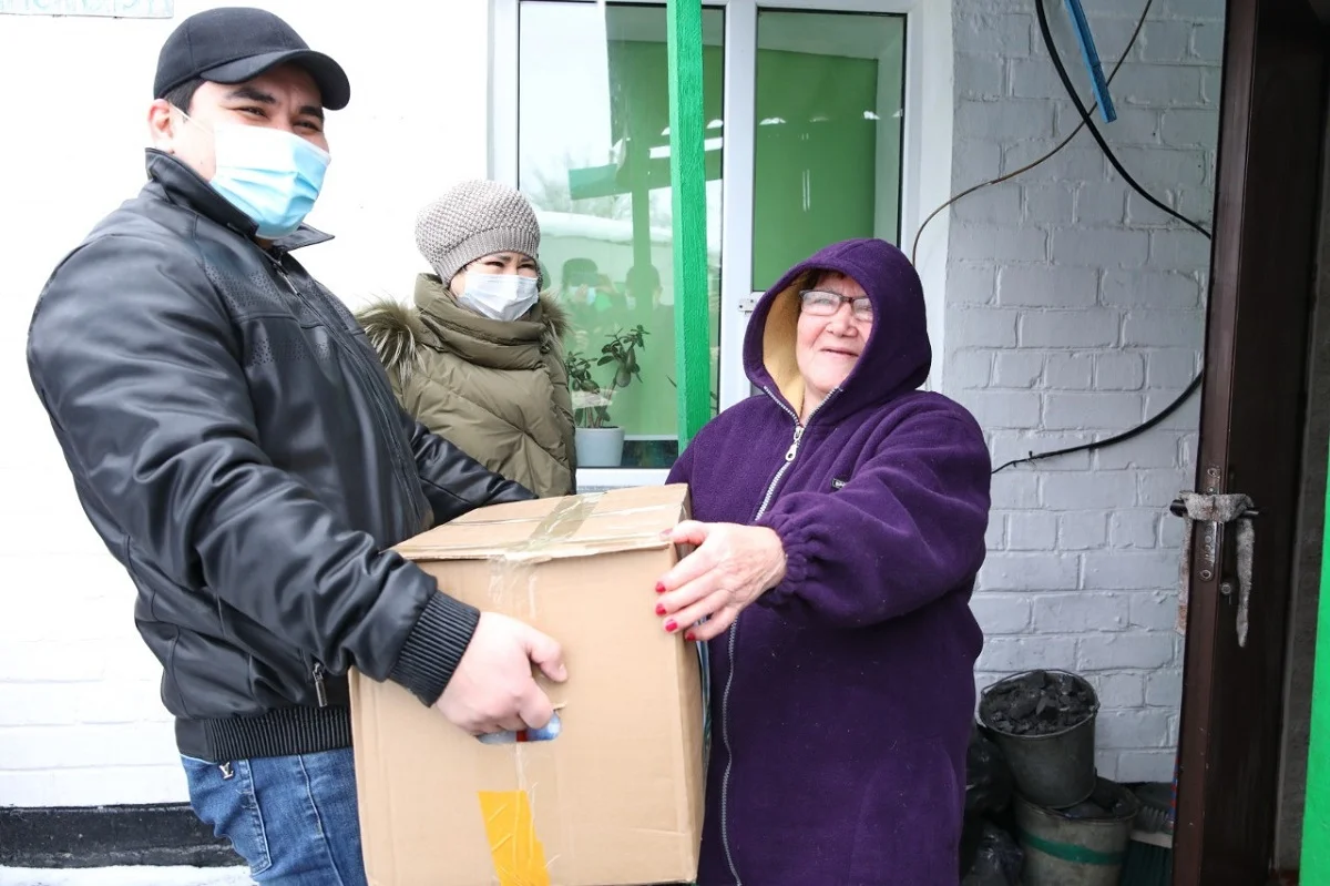 Наурыз мерекесі: Нұр-Сұлтанда мұқтаж адамдарға азық-түлік себетін таратып жатыр