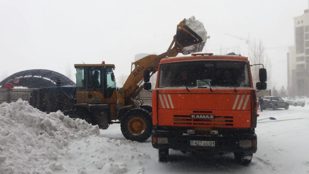 Нұр-Сұлтанда екі мыңдай жұмысшы қар күреуге шықты