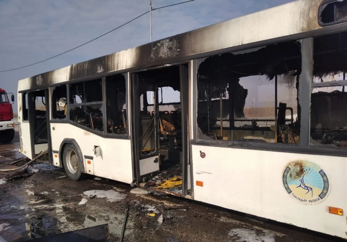 Павлодар облысында 40 жолаушы отырған автобус өртенді