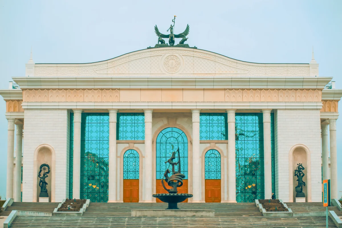 «Театрлар декорациясыз спектакль қоймақ». Тәуелсіздіктің құрдасы Қаллеки театры басшысымен сұхбат