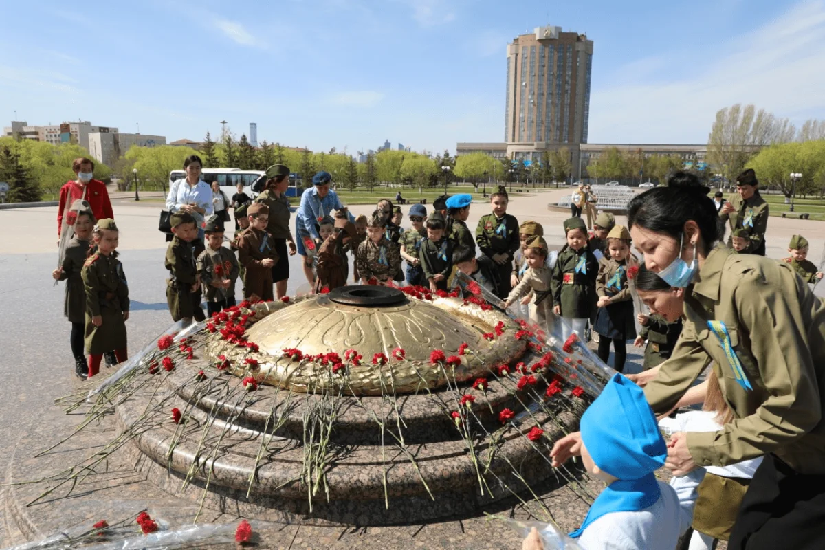 «Бейбіт өмір үшін шексіз алғыс»: елордалық бүлдіршіндер Ұлы Жеңіс күнімен құттықтады