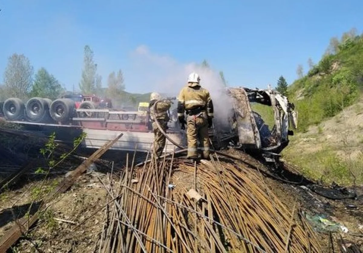 ШҚО-да жүк көлігі аударылып, екі адам өртеніп кетті