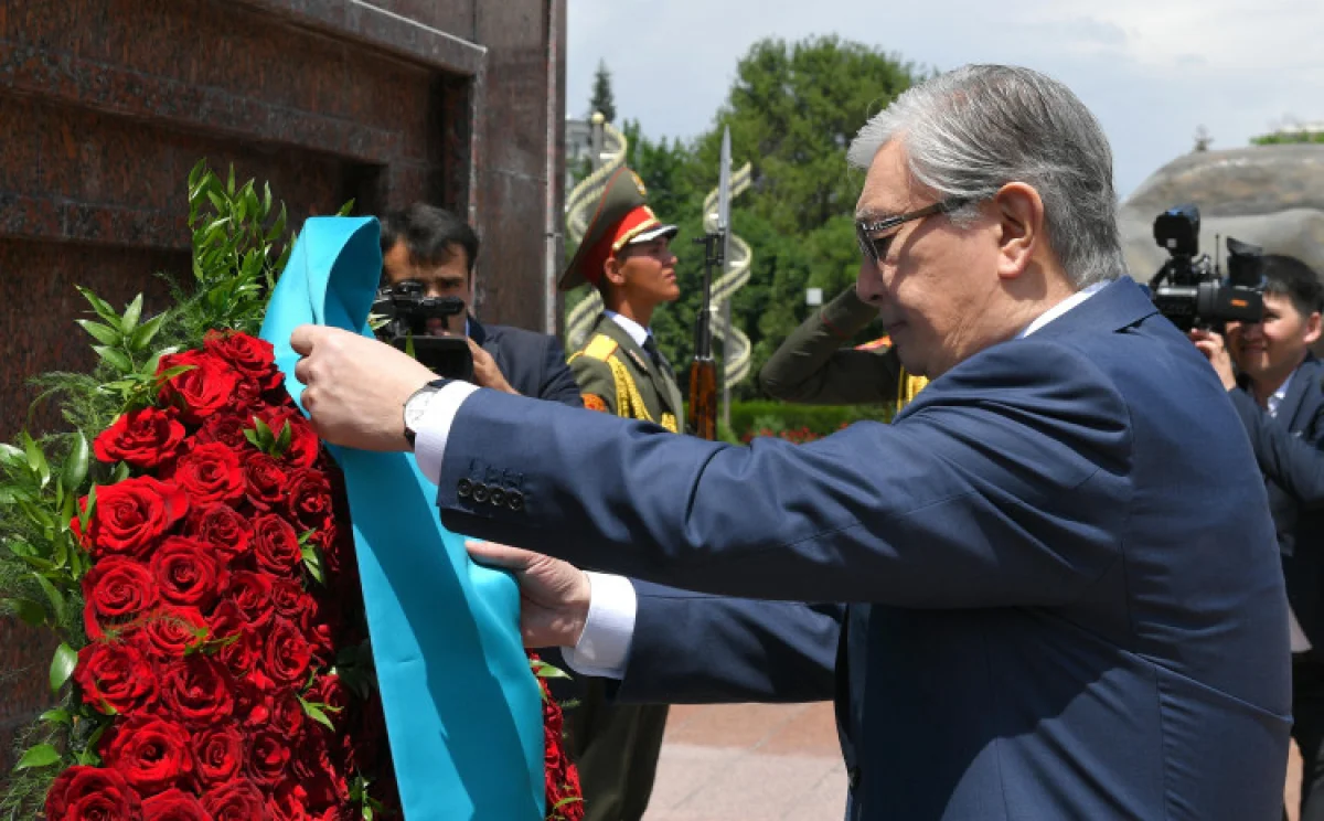 Тоқаев тәжік мемлекетінің негізін қалаған тұлғаның ескерткішіне гүл шоғын қойды