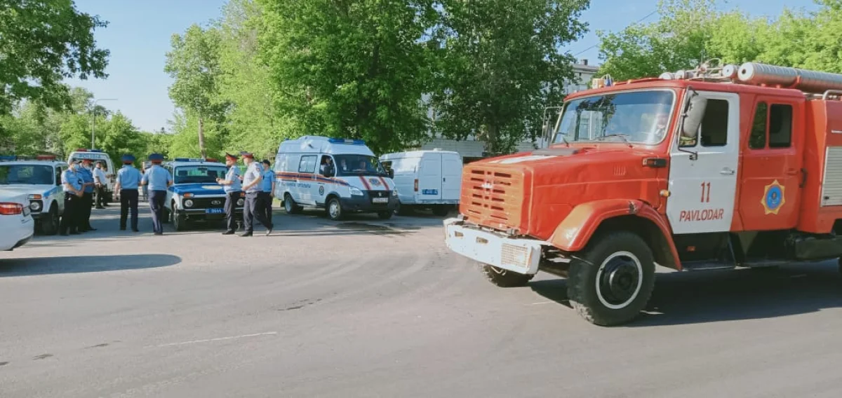 «Бомба қойылған»: Павлодарда мектептер мен колледжден адамдарды эвакуациялады