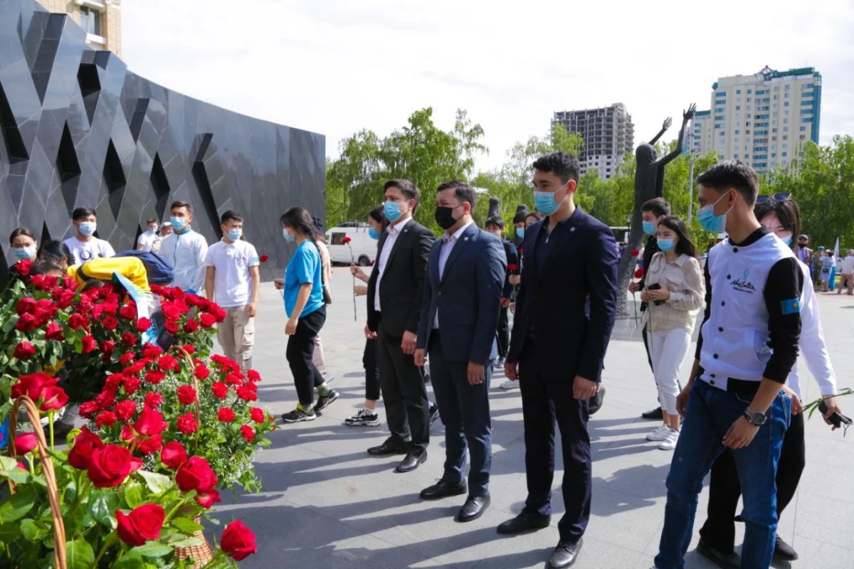 Жасотандықтар саяси қуғын-сүргін құрбандарына арналған ескерткішке гүл қойды