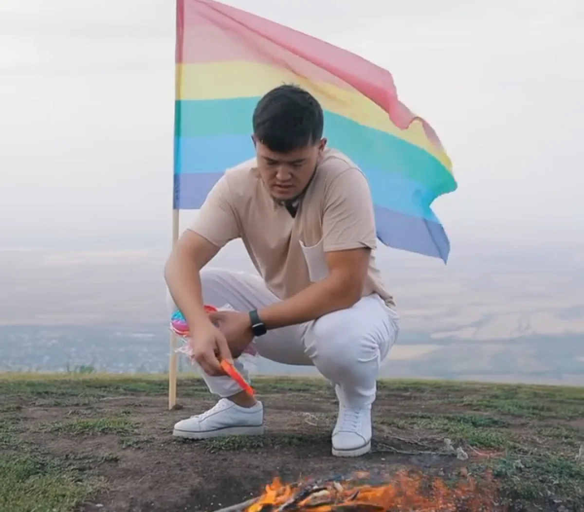 Қазақстандық блогер ЛГБТ жалауын өртеді