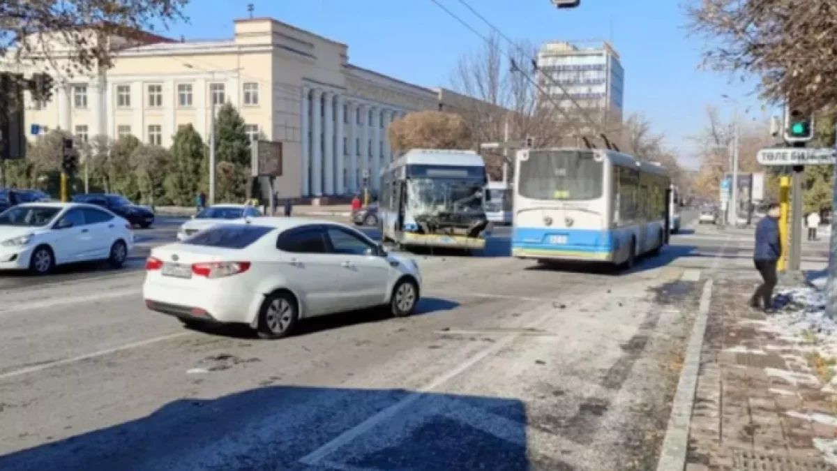 Алматыда автобус пен троллейбус соқтығысып, 7 адам зардап шекті