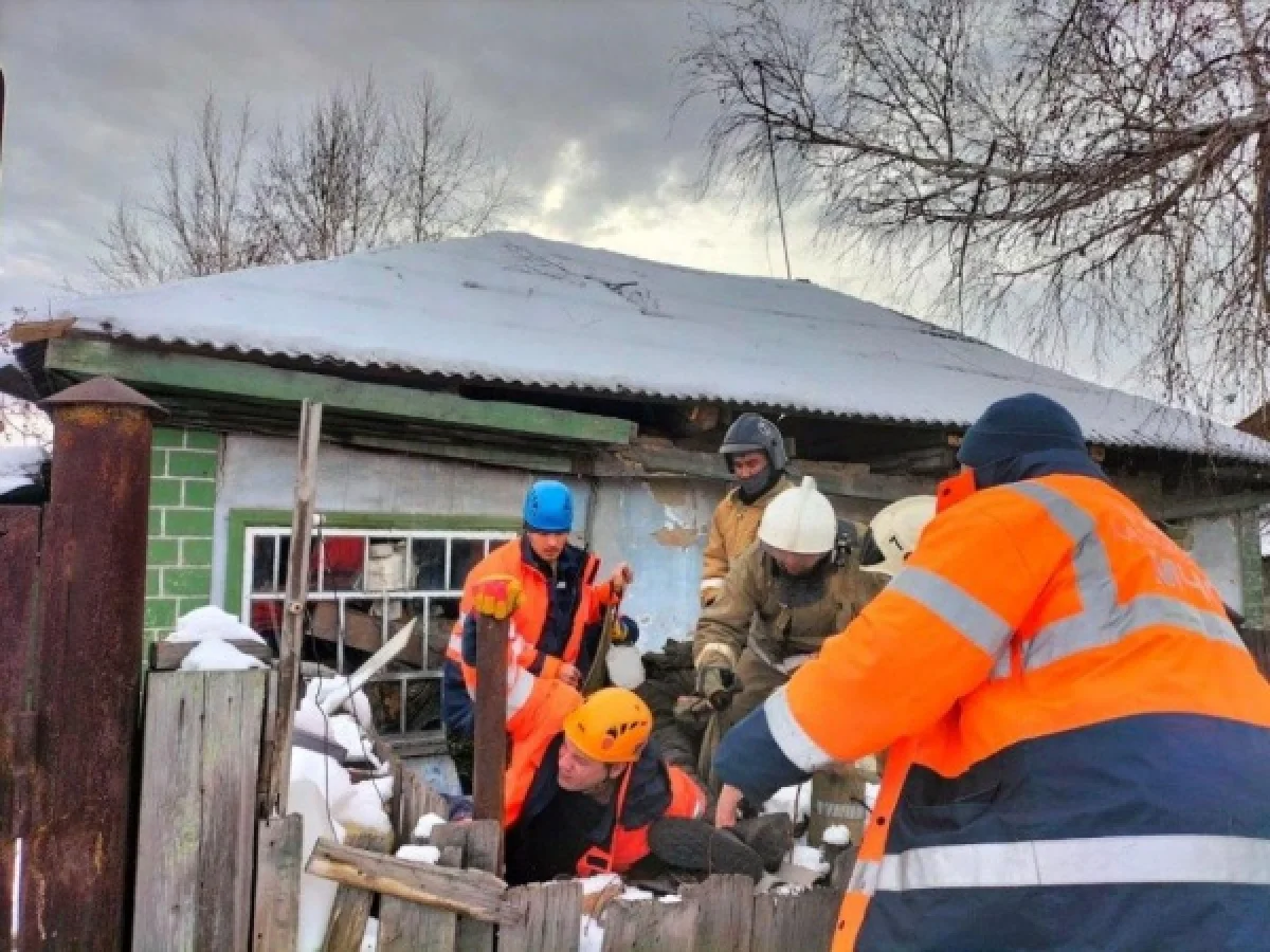 Өскемен тұрғыны төбесі құлаған үйде бір апта жатып қалған