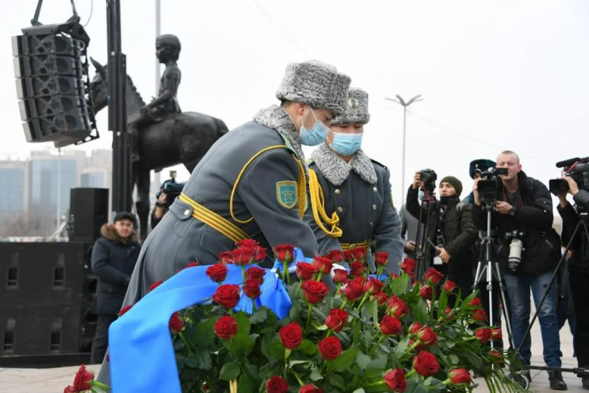 Алматыдағы «Тәуелсіздік» монументіне гүл шоқтары қойылды