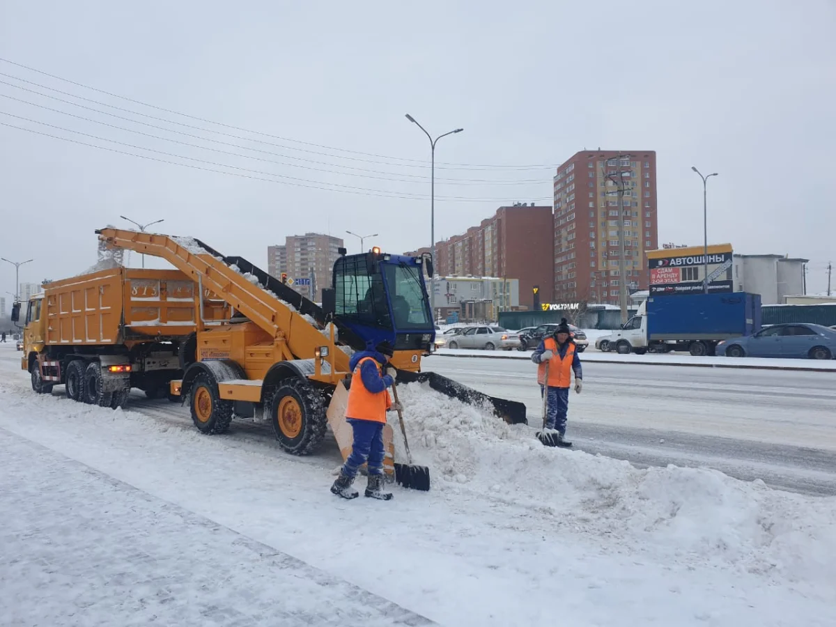 Астанада қар күреу жұмысына екі мыңға жуық адам жұмылдырылды