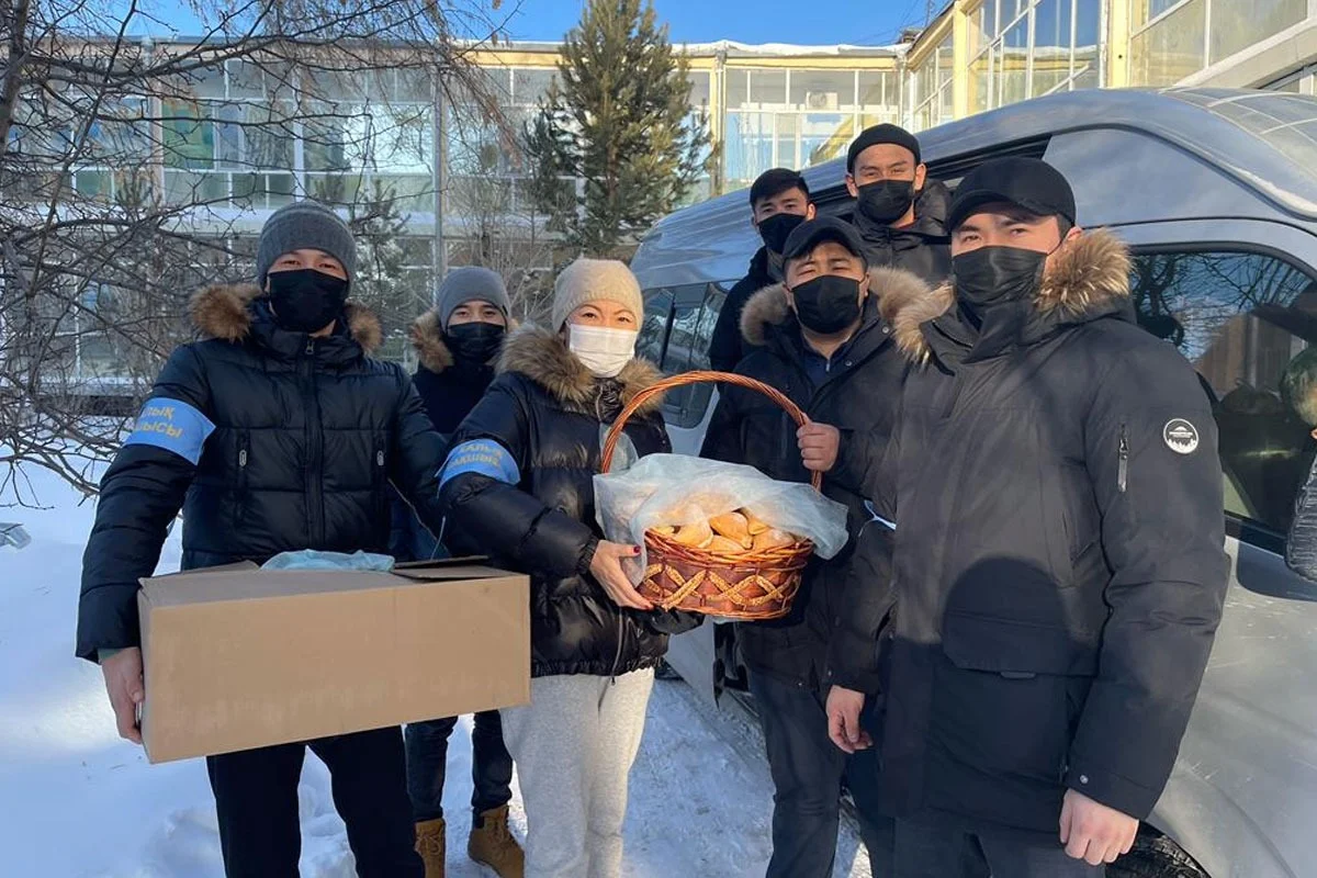 Алматыда Nur Otan белсенділері құқық қорғаушыларға гуманитарлық көмек көрсетіп жатыр