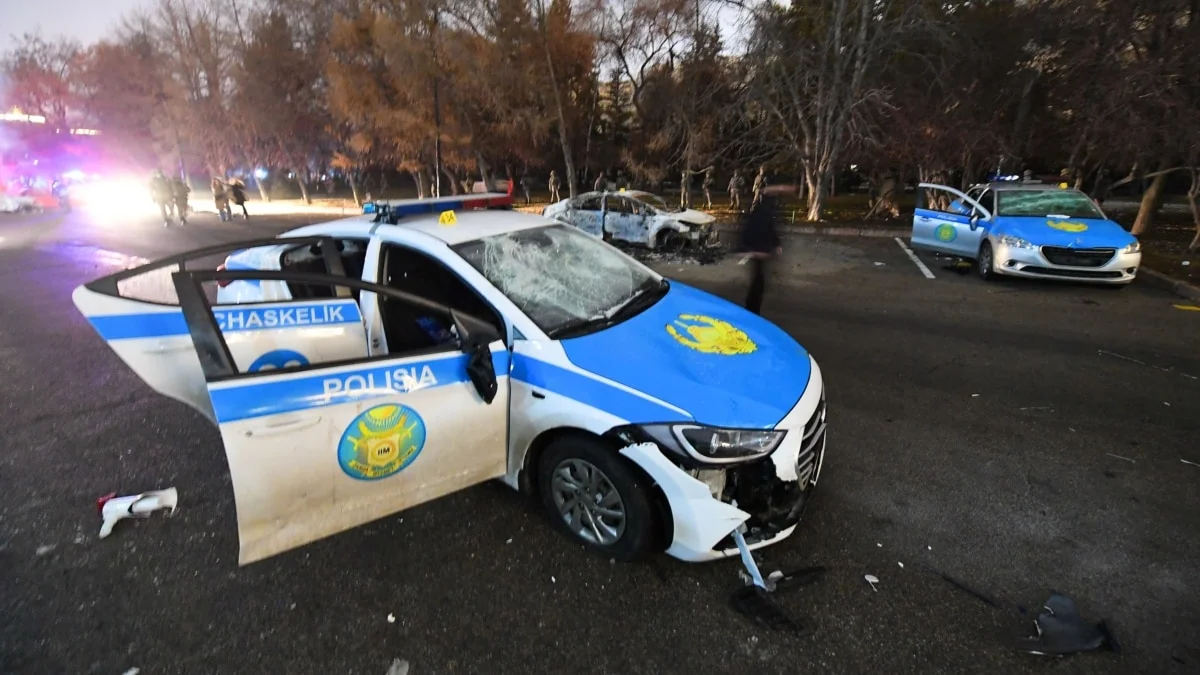 Өртенген және оқ атылған: Алматыда бүлік кезінде 140 көлікке зиян келді