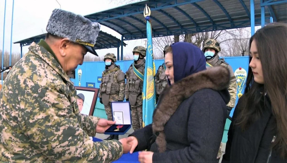 Алматыдағы бүлік кезінде қаза болған Сәндібек Қайыровтың отбасына награда табысталды