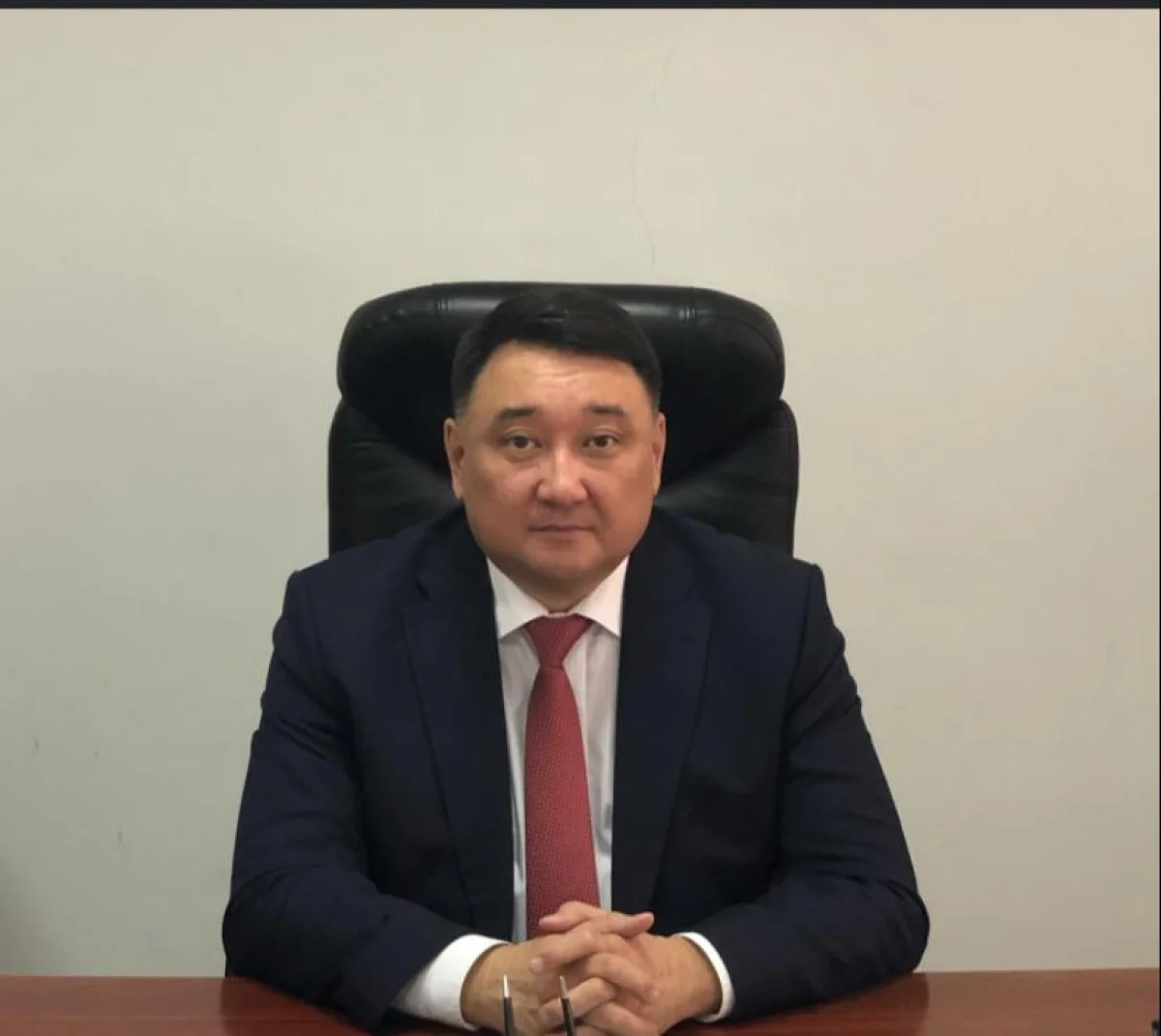 Петропавлда мас күйде аялдамада ұйықтап қалған шенеунік қызметінен босатылды