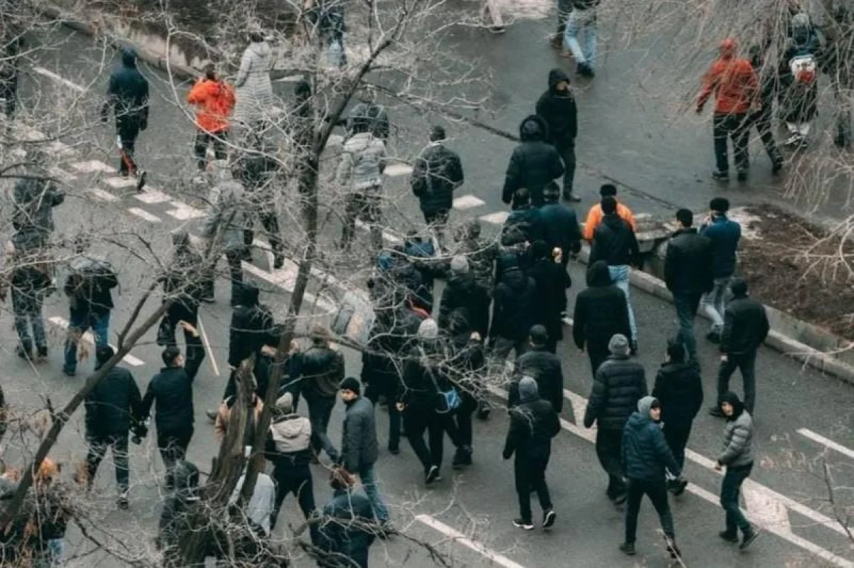 Бүлікшілер бейбіт тұрғындар мен өтіп бара жатқан адамдарды өздеріне қосылуға мәжбүрлеген