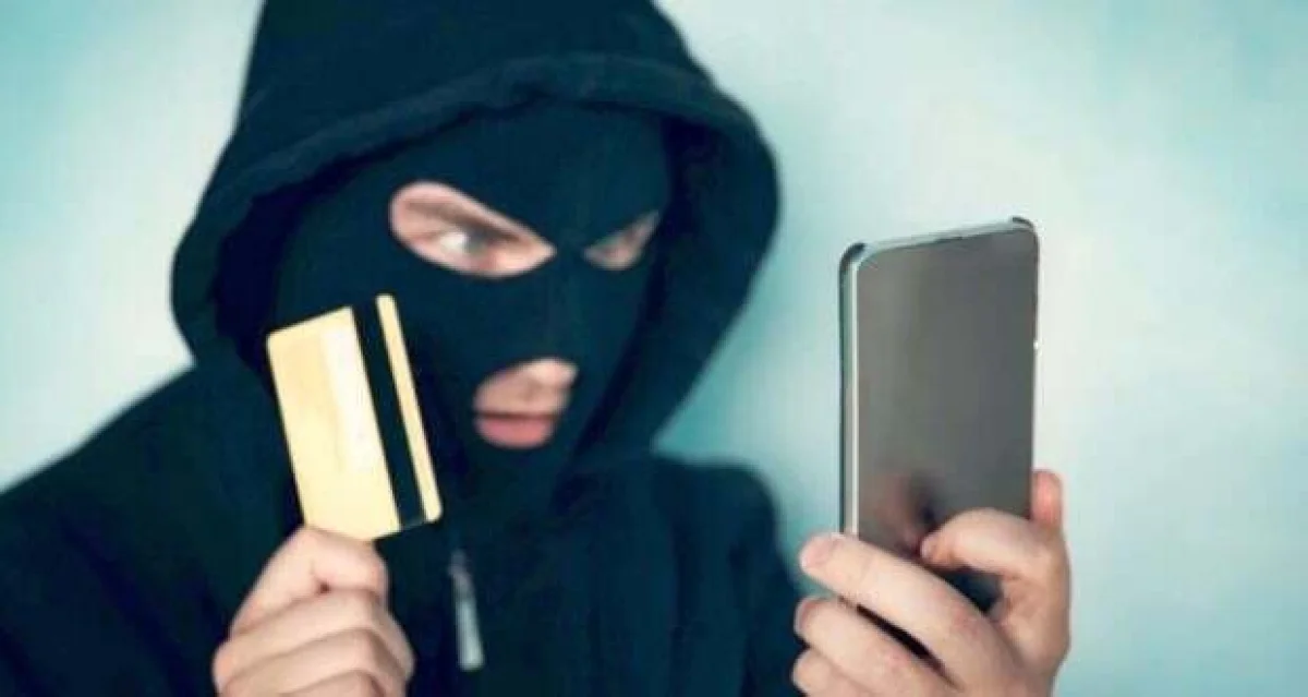 Қарағандыда өзін банк қызметкері ретінде таныстырған алаяқ ер адамның 1,1 млн теңгесін алдап алған