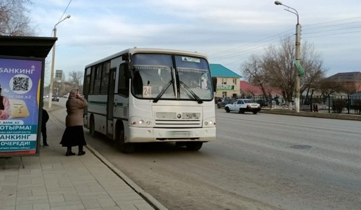 Ақтөбеде жүкті келіншек жүргізушінің кесірінен автобустан шығып бара жатып құлап қалды